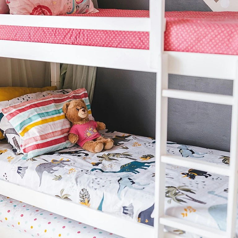 Pourquoi choisir un lit cabane au sol pour votre enfant