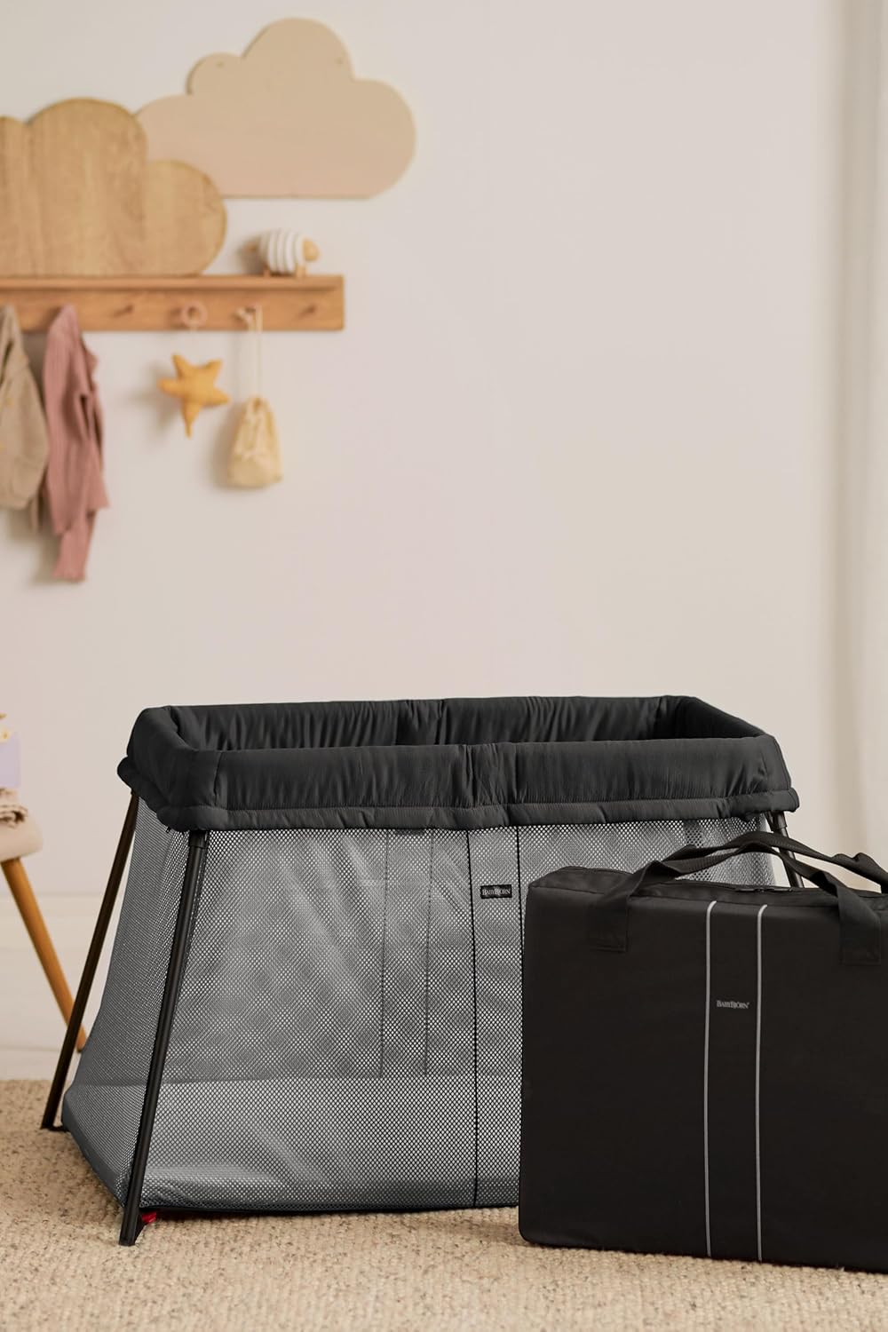 BABYBJÖRN Lit Parapluie Light, Noir avec Drap-housse pour le Lit Parapluie Light