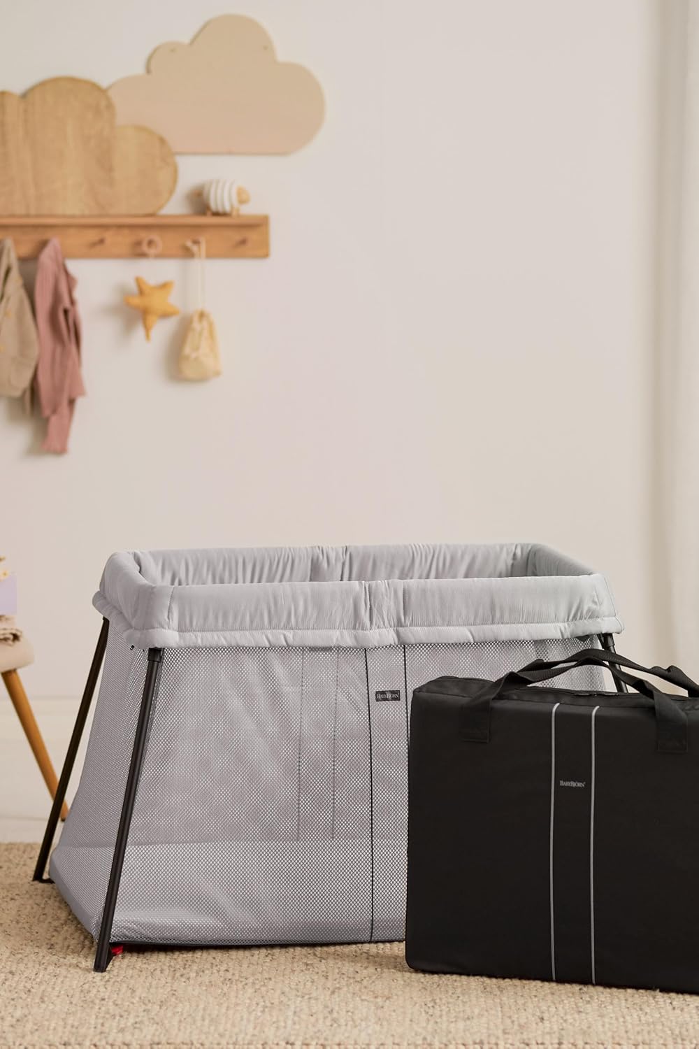 BABYBJÖRN Lit Parapluie Light, Argent avec Drap-housse pour le Lit Parapluie Light