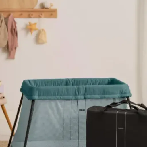 Test BabyBjörn Lit Parapluie Light : le lit de voyage qui sauve les week-ends… mais pas votre dos