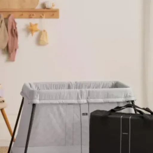 Test BABYBJÖRN Lit Parapluie Light : le lit de voyage qui mise tout sur la simplicité (et le prix qui pique un peu)